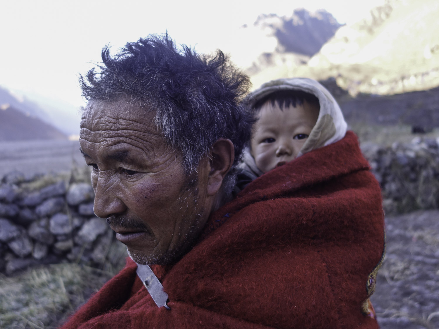 Portrait d'un grand père et de son petit fils, Yangma, 4200m, Népal (pas loin du Kangchenjunga)
