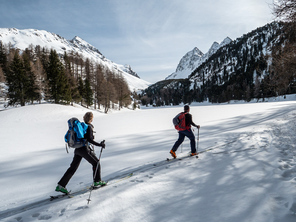 Traverser des lacs gelésà ski, un des petits plaisirs de l'hiver