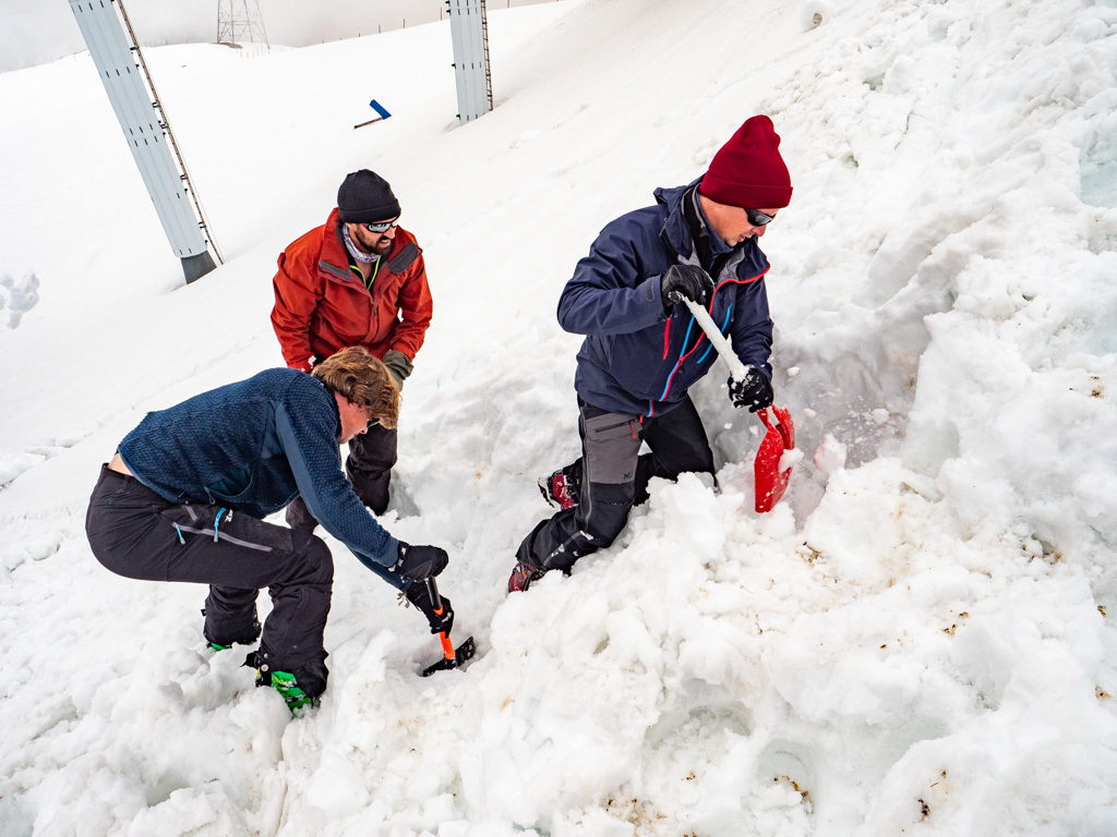 Exercice de pelletage avec 4 personnes pour déblayer : trou de 2m10 de neige creusé en ... 22 min. On oublie souvent le pelletage dans les exercices DVA alors que c&#039;est un point crucial.